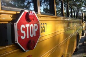 スクールバスのハイジャック犯、子供からの質問攻めにうんざりして全員を解放