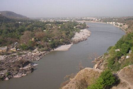 インドのガンジス川に40人の遺体が打ち上がる、新型コロナにより死亡か