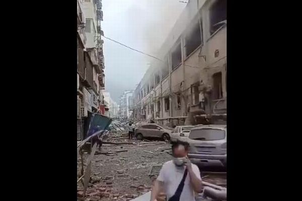 中国湖北省でガス爆発、破壊された市場の惨状【動画】