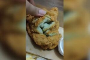 店でフライドチキンを頼んだら、揚げられたタオルが届いた!【フィリピン】