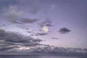 南太平洋の夜空に奇妙な渦が出現、島々の住民も困惑