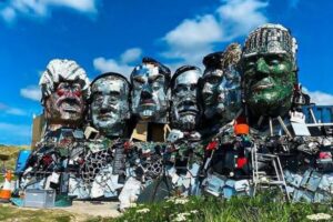 【G7サミット】廃棄された電子機器で作られた各国首脳の像が登場