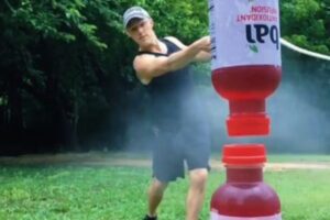 23のギネス記録を達成、鞭を巧みに操る男性の技がすごい！