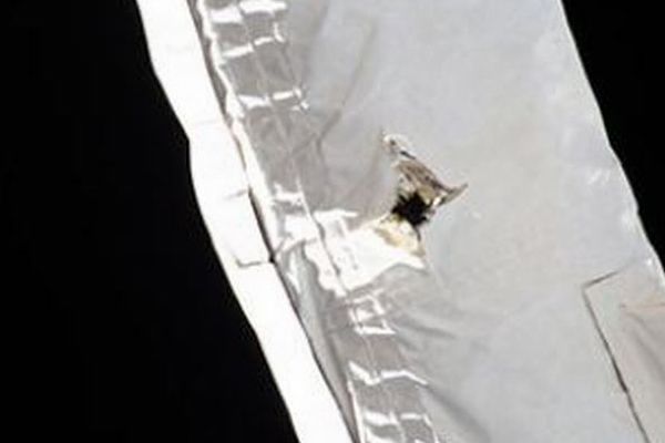 ISSのロボットアームに穴が開く、宇宙ゴミの衝突が原因