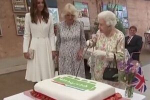 エリザベス女王が大きな剣でケーキカット、キャサリン妃も笑いを堪えきれず