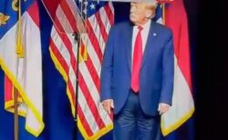 トランプ前大統領がズボンを後ろ前に履いていた？演説後の映像が拡散