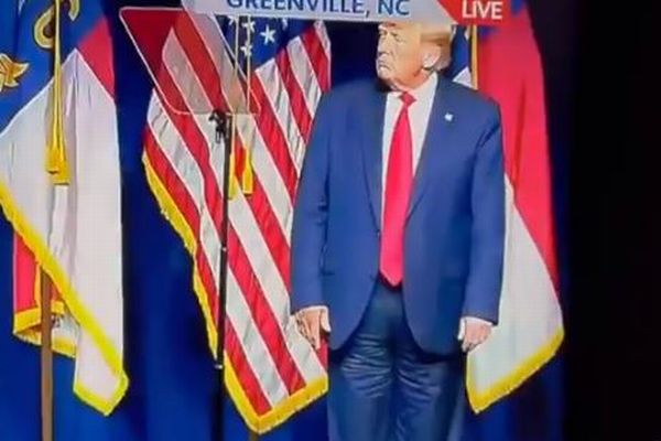 トランプ前大統領がズボンを後ろ前に履いていた？演説後の映像が拡散