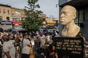 ジョージ・フロイドさんの像に黒いスプレー、白人至上主義者の犯行か