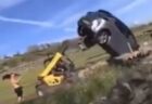 英の農家が道を塞いでいた車に激怒、フォークリフトで車体をひっくり返す