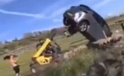 英の農家が道を塞いでいた車に激怒、フォークリフトで車体をひっくり返す