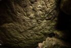 スコットランドにある先史時代の遺跡から、岩に刻まれた鹿の絵を発見