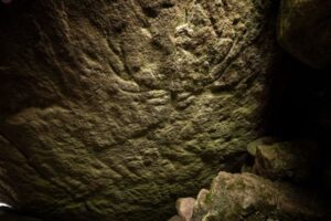 スコットランドにある先史時代の遺跡から、岩に刻まれた鹿の絵を発見