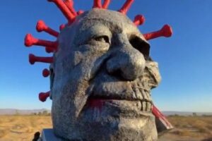 新型コロナと習近平をミックスした像が出現、中国出身のアーティストが制作