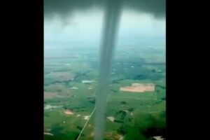 竜巻の卵「漏斗雲」に飛行機が接近、ダイナミックな映像を撮影