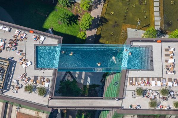 高さ35mに架けられた透明なプール、ロンドンにオープン