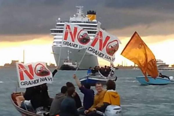 ベネチアから大型クルーズ船が出航、人々が過剰な観光業の復活に抗議