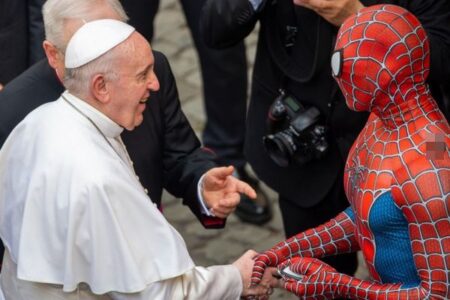 ローマ教皇がスパイダーマンと握手、病気の子供たちを喜ばすヒーローだった！