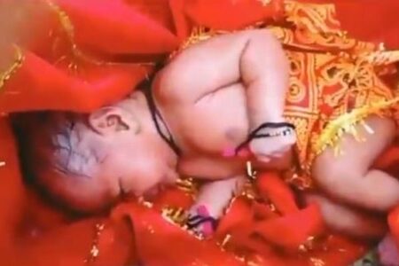 インドのガンジス川で赤ちゃんを発見、箱に入れられ流れてきた！