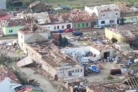 チェコ共和国で大型の竜巻が発生、村は壊滅的被害に【動画】