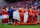デンマークのサッカー選手が試合中に倒れる、チームメイトの行動に賞賛の声