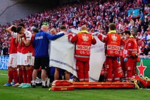デンマークのサッカー選手が試合中に倒れる、チームメイトの行動に賞賛の声