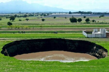メキシコに突如、巨大な穴が出現、徐々に広がっていく