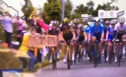 「ツール・ド・フランス」で大クラッシュ、きっかけは観客が掲げたボード【動画】