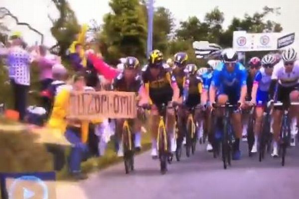 「ツール・ド・フランス」で大クラッシュ、きっかけは観客が掲げたボード【動画】