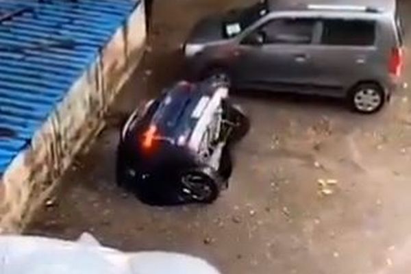 インドで駐車場に突然穴が出現、車がズブズブ沈んでいく
