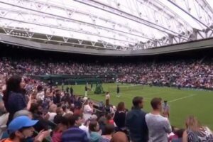 ウィンブルドンの試合前、ワクチン開発者などに温かい拍手が送られる