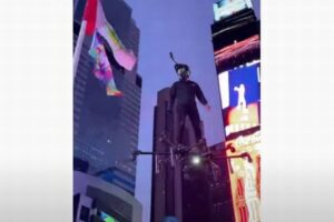 ニューヨークの街にドローンに乗った男性が出現、動画が話題に