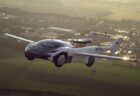 スロバキアの「空飛ぶ車」が空港間の飛行に成功、実用化に近づく