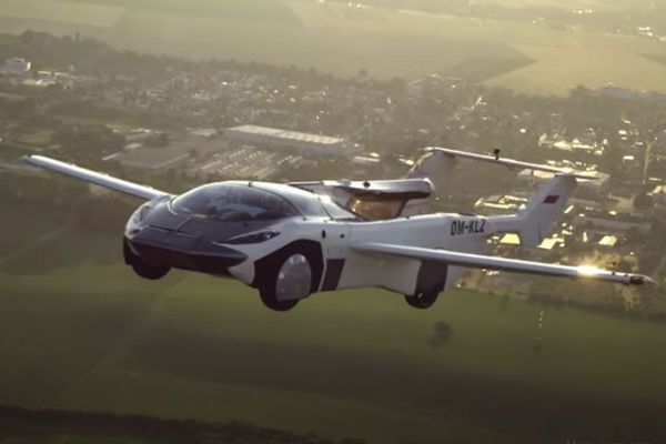スロバキアの「空飛ぶ車」が空港間の飛行に成功、実用化に近づく