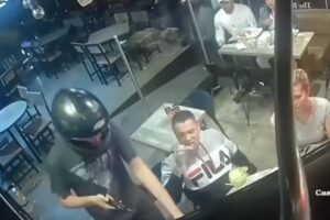 強盗に襲われながらも、冷静にチキンを食べ続ける男性【動画】