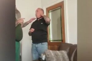 ペット用の電気ショックの首輪を試した男性、果たしてその結果は?