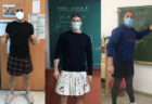 服装のジェンダーフリーを支持する学校の先生たちが、スカートで授業【スペイン】