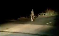 拡散されているインドのエイリアン動画、正体は裸で歩く女性と判明