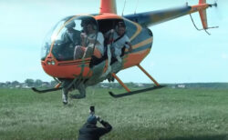 ロシアの過激ユーチューバーが、ヘリに粘着テープで人を貼り付けて上昇