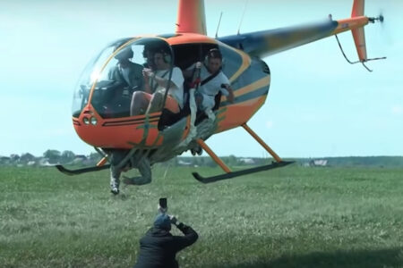 ロシアの過激ユーチューバーが、ヘリに粘着テープで人を貼り付けて上昇