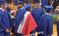 卒業式で祖国メキシコの国旗をまとった高校生、証書授与取り消しに
