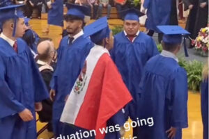 卒業式で祖国メキシコの国旗をまとった高校生、証書授与取り消しに