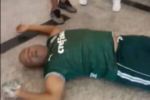 ワクチン接種を受けたコワモテ巨漢男性、針が怖くて失神