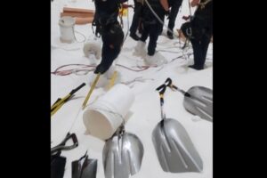 砂糖の貯蔵タンクに落ちた男性、蟻地獄のように沈み救出困難