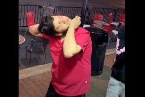 首を180度後ろに向ける男性、なぜできる!?【動画】