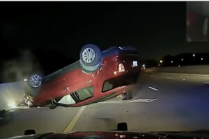 すぐに止まらなかったという理由で、警察に車をひっくり返された女性が提訴