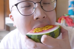 スイカをマスタードで食べるチャレンジ、「美味しい」という人も