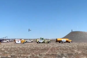 世界記録に挑戦し、バイクで飛んだ若者が失敗、死亡【動画】