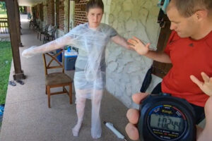 妻をラップで包むギネス世界記録!?アイダホ州の男性がタイトル奪還