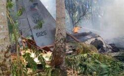 フィリピンで90人以上を乗せた軍の輸送機が墜落、少なくとも45名が死亡
