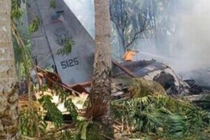 フィリピンで90人以上を乗せた軍の輸送機が墜落、少なくとも45名が死亡